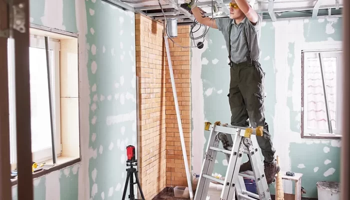 a professional drilling the aluminum bar
