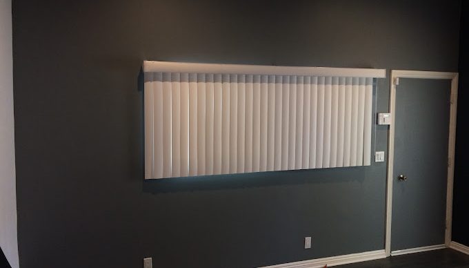 a window blider in gray wall